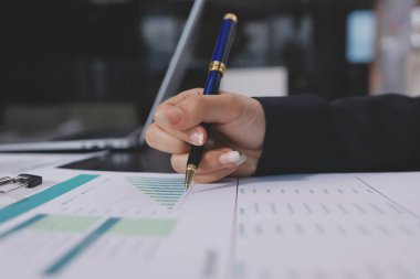 Toplantı odasında birlikte çalışan iş adamları.