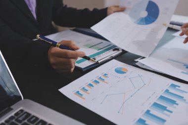 Toplantı odasında birlikte çalışan iş adamları.