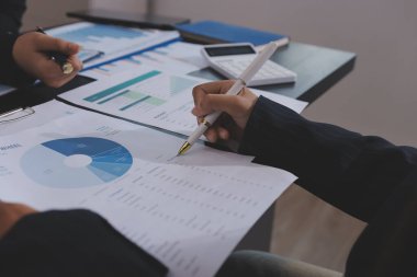 Toplantı odasında birlikte çalışan iş adamları.