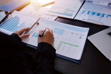 Toplantı odasında birlikte çalışan iş adamları.