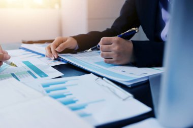 Toplantı odasında birlikte çalışan iş adamları.