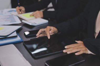 Toplantı odasında birlikte çalışan iş adamları.