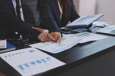 Toplantı odasında birlikte çalışan iş adamları.