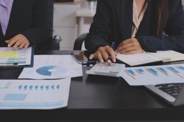 Toplantı odasında birlikte çalışan iş adamları.