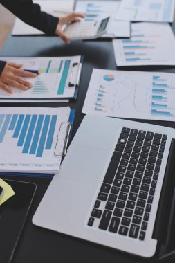 Toplantı odasında birlikte çalışan iş adamları.