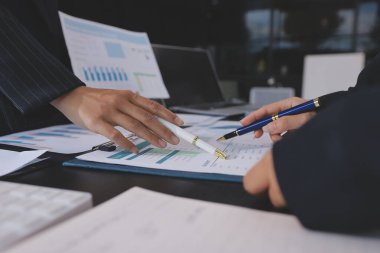 Toplantı odasında birlikte çalışan iş adamları.