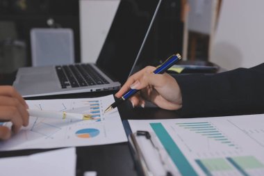 Toplantı odasında birlikte çalışan iş adamları.