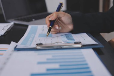 Toplantı odasında birlikte çalışan iş adamları.