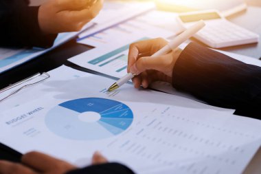 Toplantı odasında birlikte çalışan iş adamları.