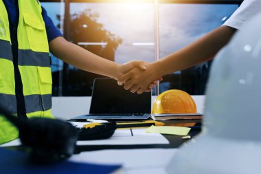 Endüstriyel mühendislerden oluşan bir ekip, fabrikadaki masada bulunan makine planlarını analiz ediyor. Fabrikada ya da üretim tesisinde çalışıyorum..