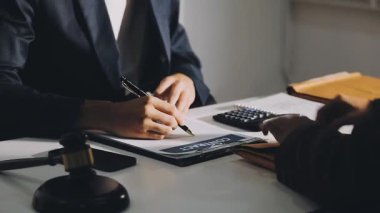 İşadamı ofisinde kontrat imzalıyor..