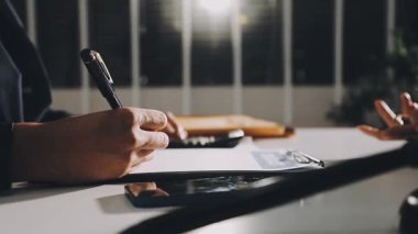 Gece vakti insan el yazısını deftere kapat..