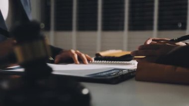 Ofiste çalışan iş adamı