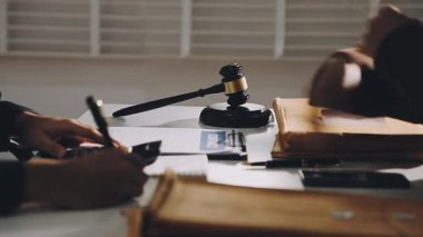 Akıllı telefon kullanan ve deftere yazı yazan bir iş adamı.