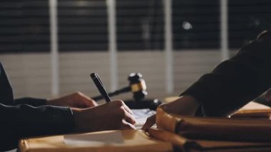 Evde çalışan adam.