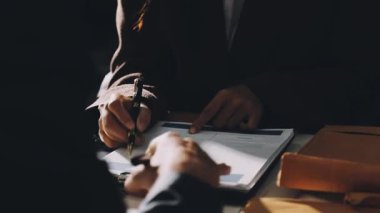 Genç adam kalemle kağıda yazıyor..