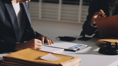 Ofiste belgelerle çalışan işadamları.