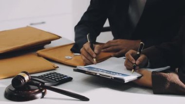 Ofiste çalışan iş adamı.