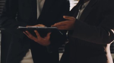 İşadamı dijital tablet kullanıyor ve ofis odasında proje üzerinde çalışıyor