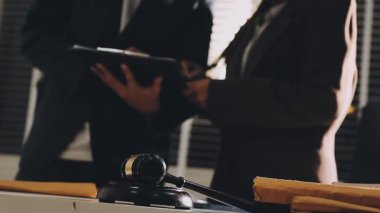 Dijital tabletli iş adamı