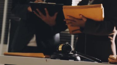 Ofiste bir iş adamının elini kapat. Kalem ve kalem tutan iş adamı. Adamın elinde kalem var.