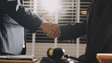 Ofiste iş insanlar el sıkışma