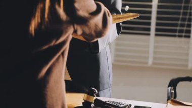 Takım elbiseli bir adam elinde evrak çantası tutuyor.