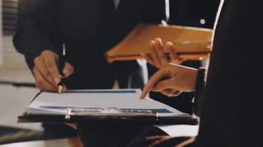 Ofiste belgeleri tutan işadamlarının kapatılması