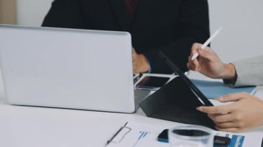 Modern ofiste çalışan iş adamı