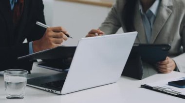 İş adamları finansal plan ve dizüstü bilgisayarı tartışıyor