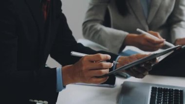 İş ekibi modern ofiste yeni projeyi tartışıyor