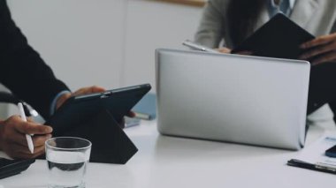 İş adamları modern ofiste yeni projeyi tartışıyor