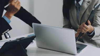 İnternet işi için dijital tablet kullanan iş kadınlarının ellerini kapatın. Modern ofiste iş adamları dizüstü bilgisayarı tartışıyor ve kullanıyor.