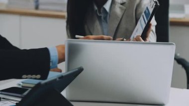 Ofiste bilgisayarla çalışan iş kadını