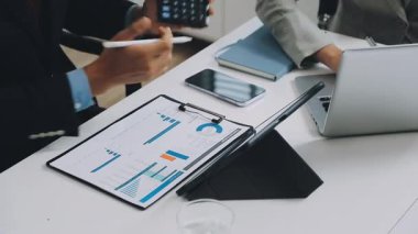 İş kadını ofisteki mali planı hesaplamak için dijital tablet ve hesap makinesi kullanıyor