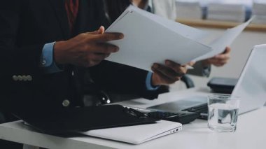 Ofiste çalışan iş adamı