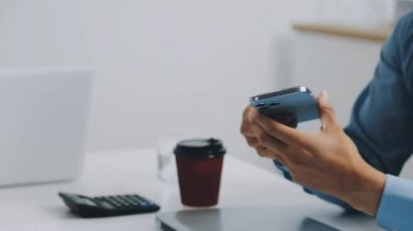 Ofisinde cep telefonu olan bir işadamı