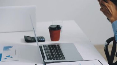 İşadamı ofiste dizüstü bilgisayarda çalışıyor.