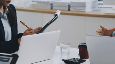 Ofiste finansal tablolar ve grafiklerle çalışan iş adamları..