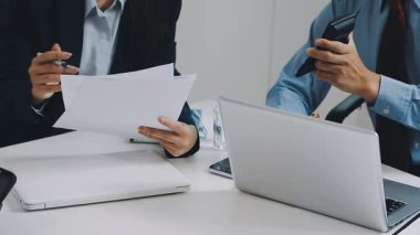 İki genç iş adamı ofiste tartışıyor ve birlikte çalışıyorlar..