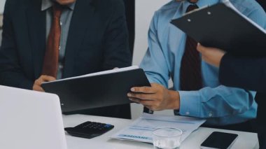 Modern ofiste çalışan işadamı, dijital tablet kullanıyor.