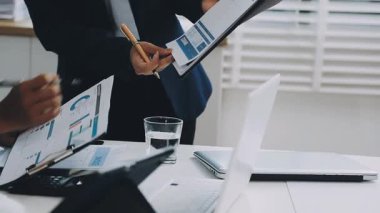 yakın plan - ofiste çalışan iş ekibi