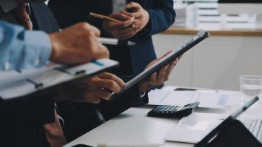 Dizüstü bilgisayarı, tableti, akıllı telefonu ve tableti olan işadamı