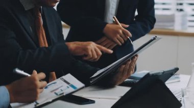 Kapat. İş ekibi ofisinde..