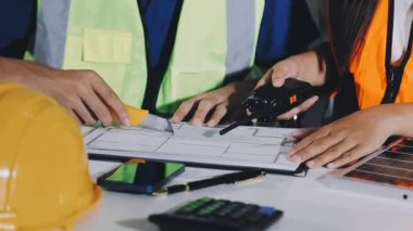 Ofiste ya da inşaat alanında çalışan mühendis ya da mimar