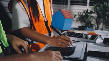 Bilgisayar mühendisi ve mühendislik fabrikasında çalışıyor. mühendislik endüstrisi