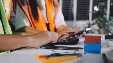 Ofiste çalışan adam..