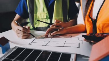 Ofisteki planlar, inşaat ve tasarım projeleri, planlar, mühendislik, inşaat ve mimarlık üzerinde çalışan bir mimar. işyeri ve mühendislik kavramı.