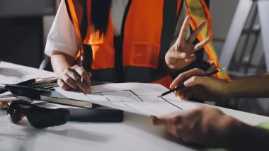 Modern ofiste çalışan mavi şapkalı mühendis mimar.