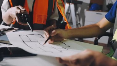 Ofisteki proje üzerinde çalışan bir mühendis. inşaat kavramı